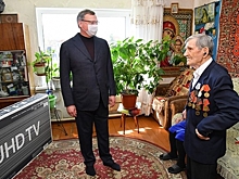 Александр Бурков лично поздравил омского ветерана с днем рождения и юбилеем Великой Победы