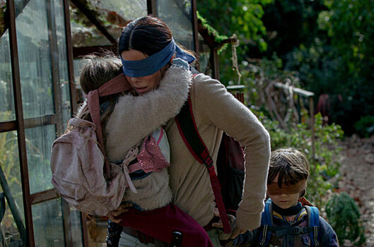 Сандра Баллок с завязанными глазами спасает детей в хорроре «Птичий короб»