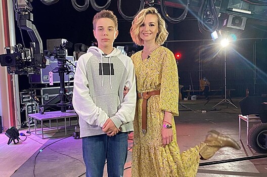 Полина Гагарина с сыном прилетела на гастроли в Ялту