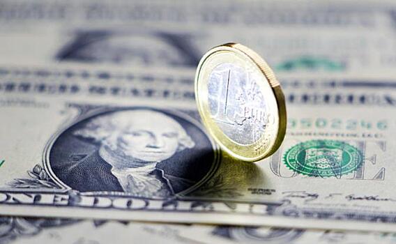 Курс валют 17 января: доллар и евро падают