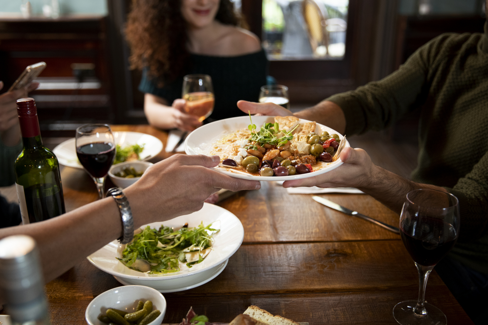 У россиянки случилась угроза выкидыша после ужина в ресторане Петербурга