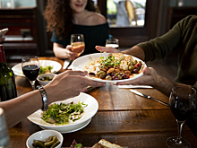 У россиянки случилась угроза выкидыша после ужина в ресторане Петербурга