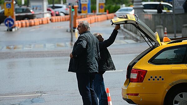 Московские власти заявили, что более трети таксистов работают без выходных