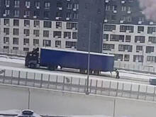 Видео: гаишник голыми руками передвигал фуру в Подмосковье