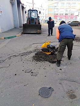 В Московском районе устраняют дефекты на дорогах и проездах