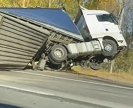 Двое взрослых и двое детей госпитализированы после аварии с фурой в Кстовском районе