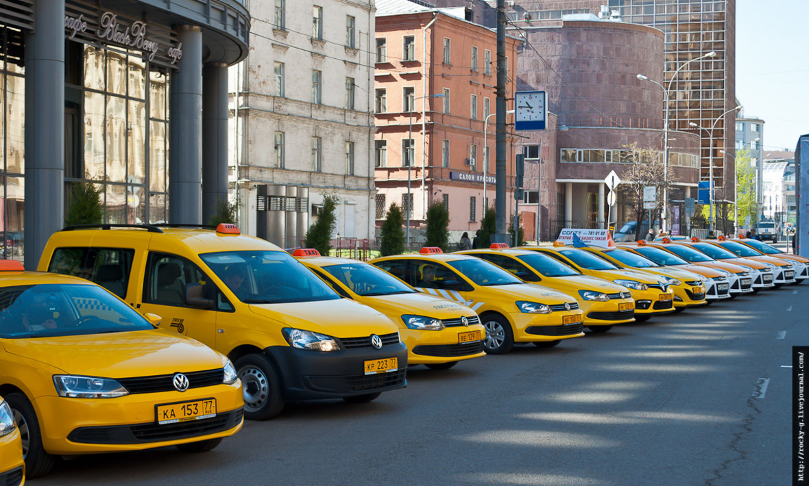 Машина для такси в 2024 году. Такси. Машина "такси". Парковка такси. Стоянка такси.