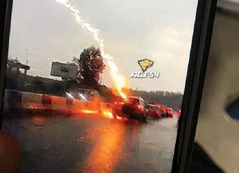 В Новосибирске ударившая в машину молния попала на видео