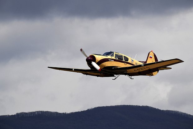 Самолет экстренно сел на трассу в российском регионе