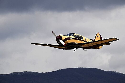 Самолет экстренно сел на трассу в российском регионе