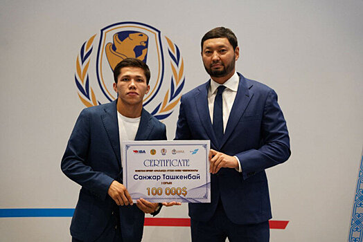 Казахстанские чемпионы мира по боксу получили по 100 000 долларов от президента федерации бокса