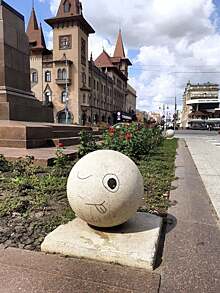 В центре Саратова рядом с памятником Чернышевскому заметили «смайлик-шар»