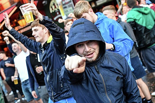 Сотни английских фанатов в Лилле скандировали антироссийские лозунги