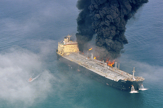Нефтяной танкер подорвался на мине в Красном море