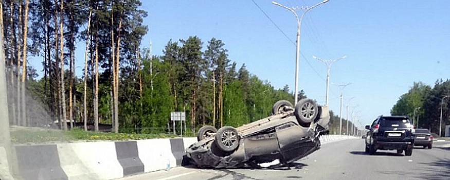 На Бердском шоссе перевернулся автомобиль, пострадала девушка