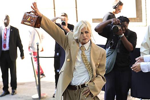 Сельма Блэр вышла на публику в галстуке из волос