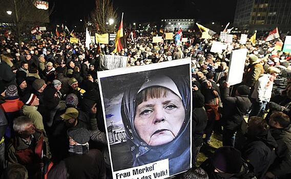Немцы проклинают Меркель за разгул мигрантов, но считают ее круче Трампа и Путина
