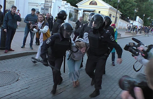 Видео удара девушки в живот при задержании после митинга 10 августа вызвало общественный резонанс