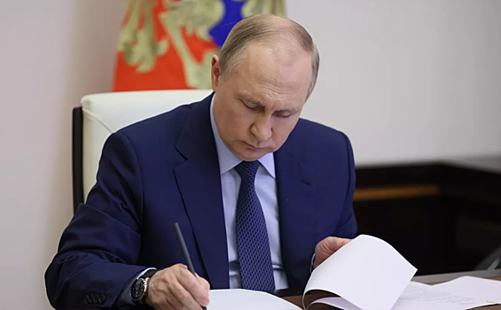 Путин подписал закон о публикации деклараций депутатов