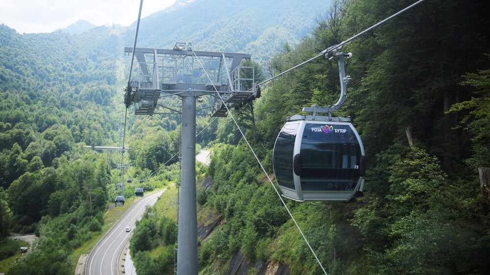 Десятки туристов застряли на канатной дороге в Сочи