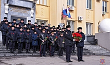 В Волгограде сотрудники МВД возложили цветы к памятнику «Солдатам правопорядка»