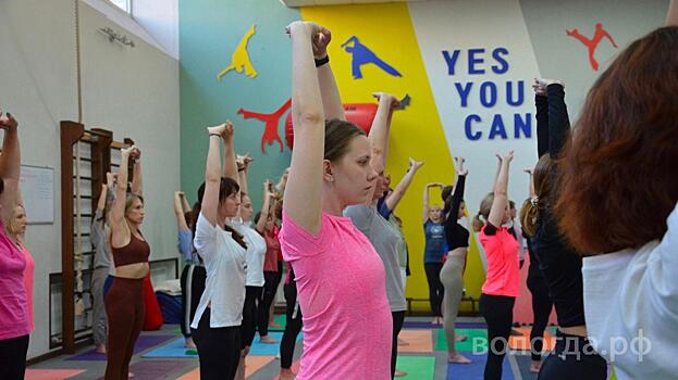 Порядка 80 человек разучили основные асаны йоги на бесплатном открытом мастер-классе в Вологде