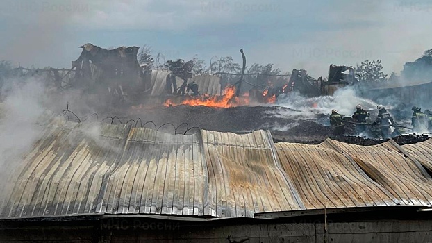 В Воронеже потушили пожар на складе пластика
