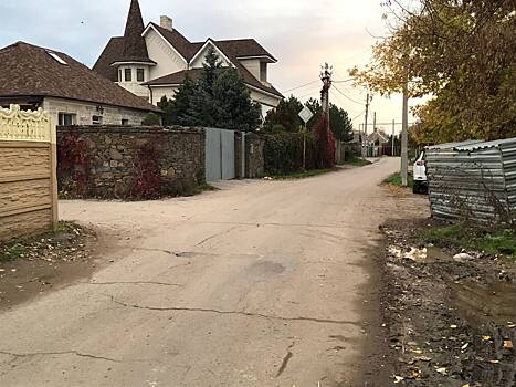 Перебегала дорогу: в Азовском районе школьница попала под машину