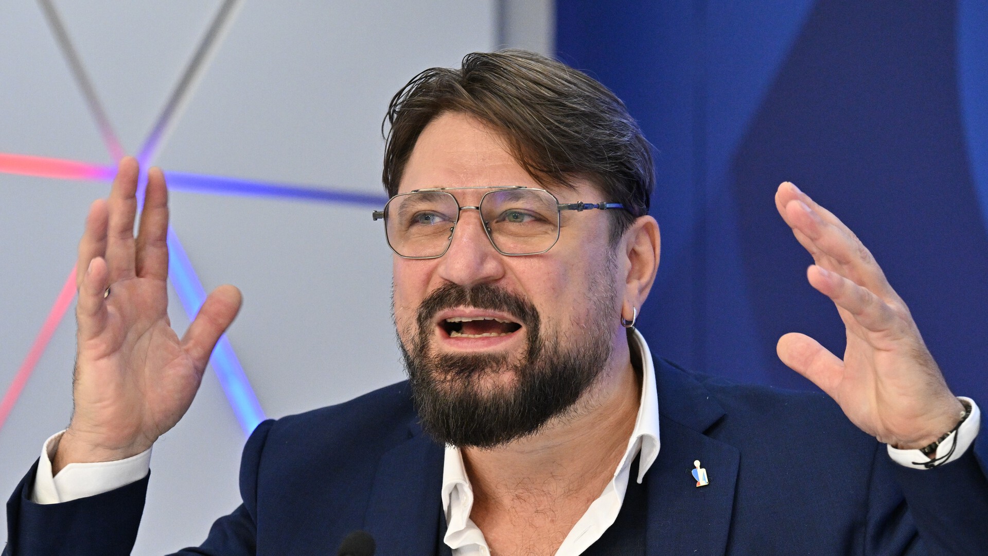 Виктор Логинов появился в Сочи без молодой жены