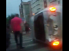 В Пензе очевидец снял на видео опрокинувшийся в центре города автомобиль