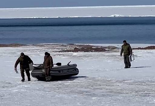 Россияне спасли более 20 рыбаков с оторвавшейся льдины на Байкале