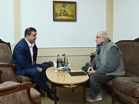 Омский губернатор Хоценко обсудил с Никитой Михалковым развитие культуры после показа спектакля «12»
