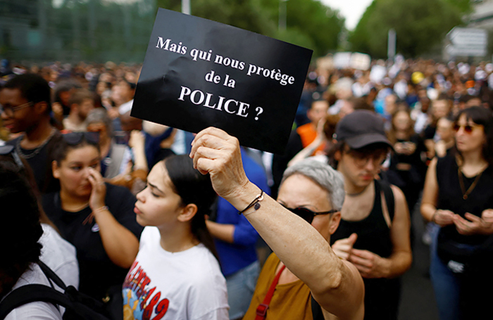 Франция пытается сдержать протесты, разгоревшиеся после гибели подростка