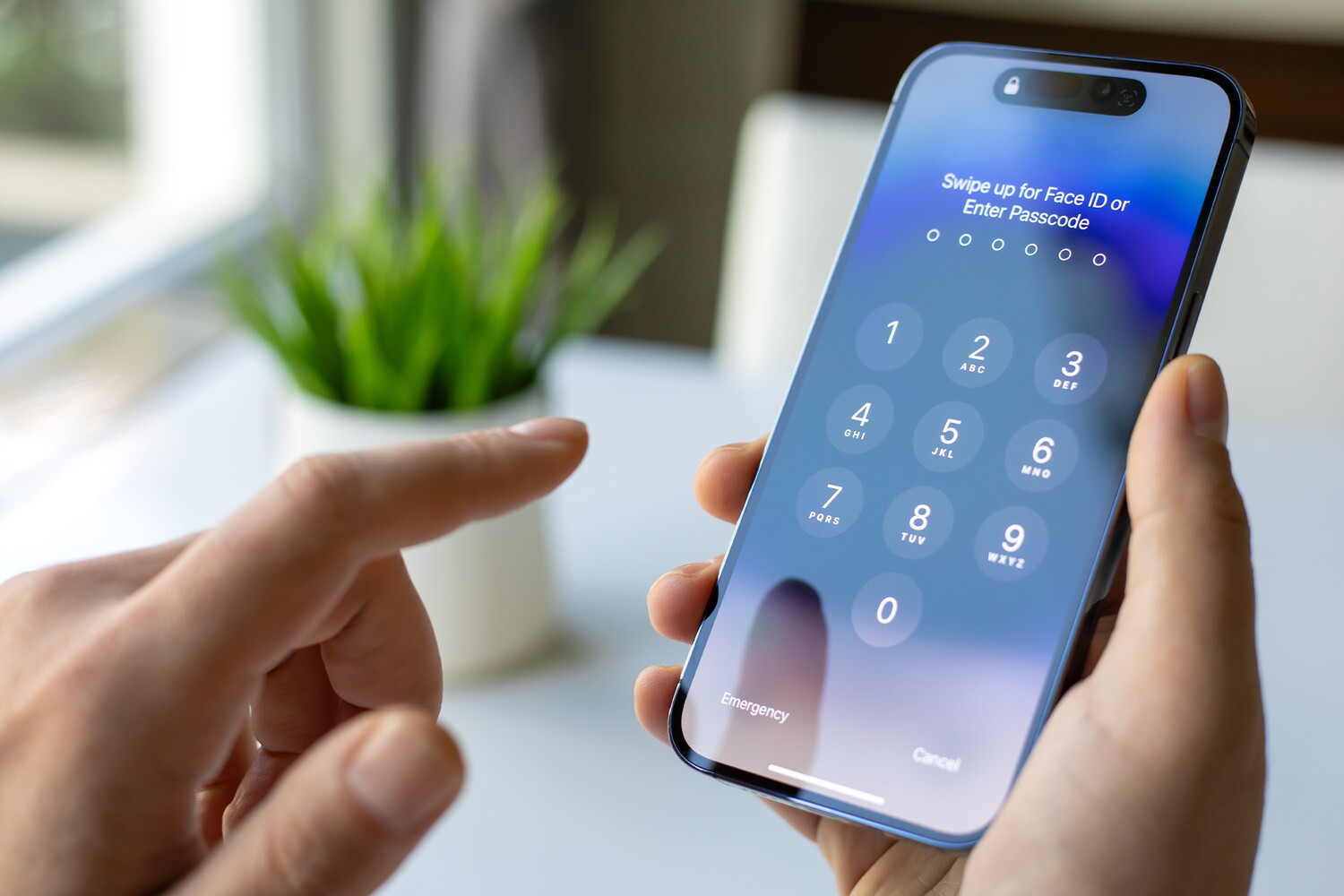 В Курской области мужчина лишился 5,4 млн рублей после заказа подарка для жены