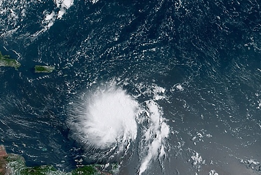 Ураган «Дориан» приближается к Багамским островам