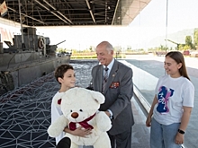 Дмитрий Медведев подарил 9-летнему волгоградцу мягкого медвежонка