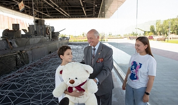 Дмитрий Медведев подарил 9-летнему волгоградцу мягкого медвежонка