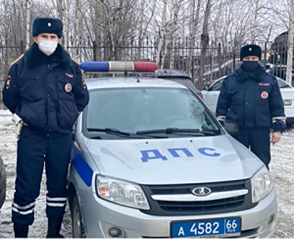 В Свердловской области автоинспекторы помогли водителю большегруза, у которого замерзло топливо 