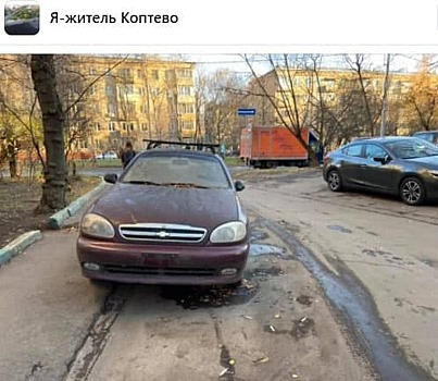 Бесхозный автомобиль во время ремонта переехал во двор на бульваре Матроса Железняка