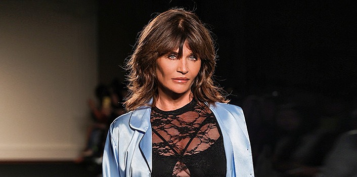 Известная 55-летняя модель прошлась по подиуму в прозрачном боди