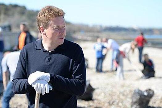 Глава Севастополя поучаствовал в уборке пляжа в Любимовке