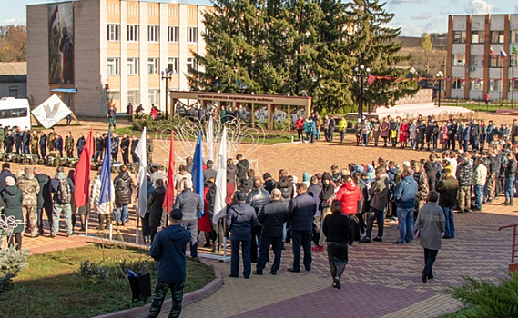 В Медвенском районе отправили мобилизованных мужчин в ряды вооруженных сил РФ