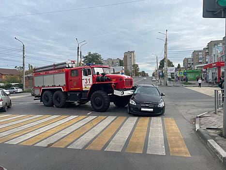 Пожарная машина протаранила легковушку в Шахтах