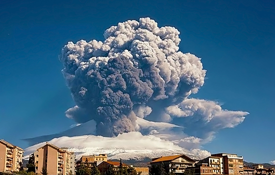 Вулкан Этна начал выпускать дымовые кольца