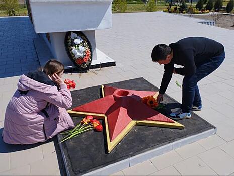 Херсонские школьники поучаствовали в акции «Красная гвоздика»