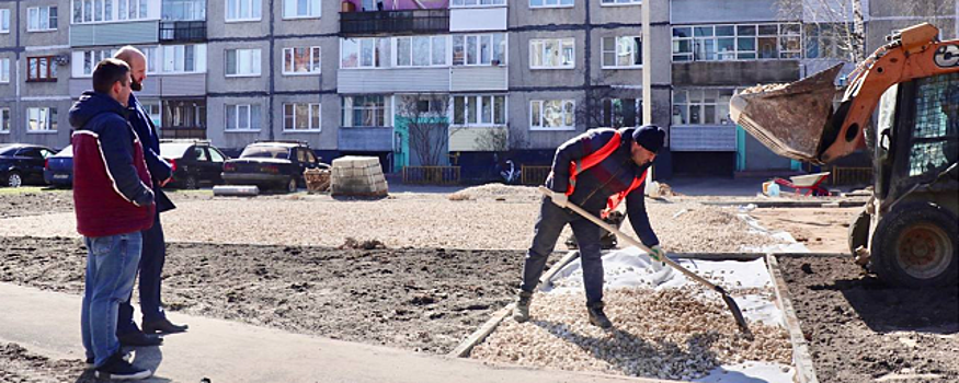 Александр Кулаков проверил ход установки детской площадки на улице Кржижановского в Электрогорске