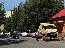 В центре Омска инкассаторская машина протаранила киоск быстрого питания