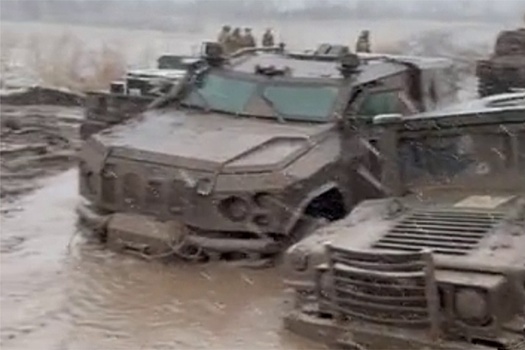 Американский Humvee и бронеавтомобиль "Новатор" утонули в грязи на Украине