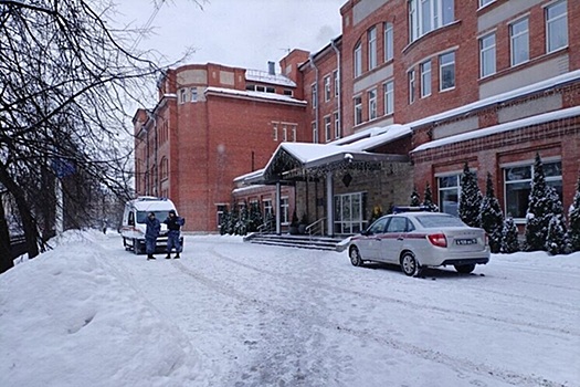 Неадекватная женщина ворвалась в петербургскую гимназию