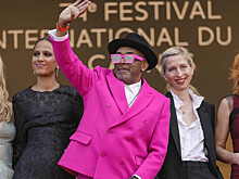 Джоди Фостер в мини и роковая Белла Хадид: в чем пришли звезды на открытие 74-го Каннского фестиваля